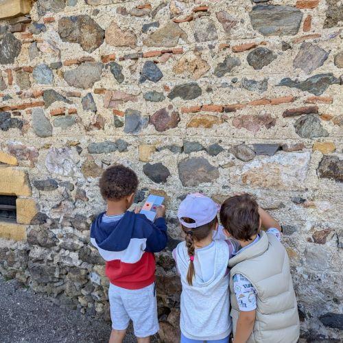 Sortie scolaire en Beaujolais - observation des roches