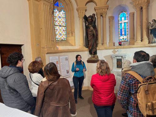 Diszy guide dans l'église de Charnay